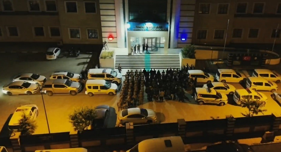 BİTLİS MERKEZLİ 4 İLDE YASA DIŞI BAHİS OPERASYONU: 9 ŞÜPHELİ TUTUKLANDI