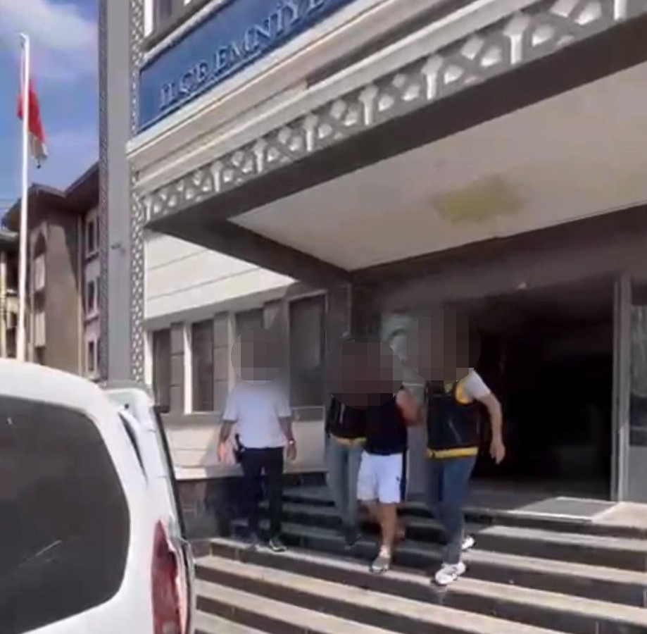 YARALAMA VE ÖLDÜRMEYE TEŞEBBÜS SUÇLARINDAN ARANAN ŞÜPHELİ, 4 SİLAHLA YAKALANDI