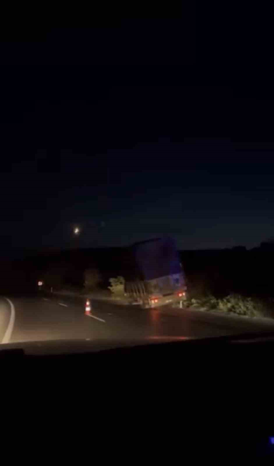 KARACABEY’DE KAMYONET AĞAÇLARA ÇARPTI