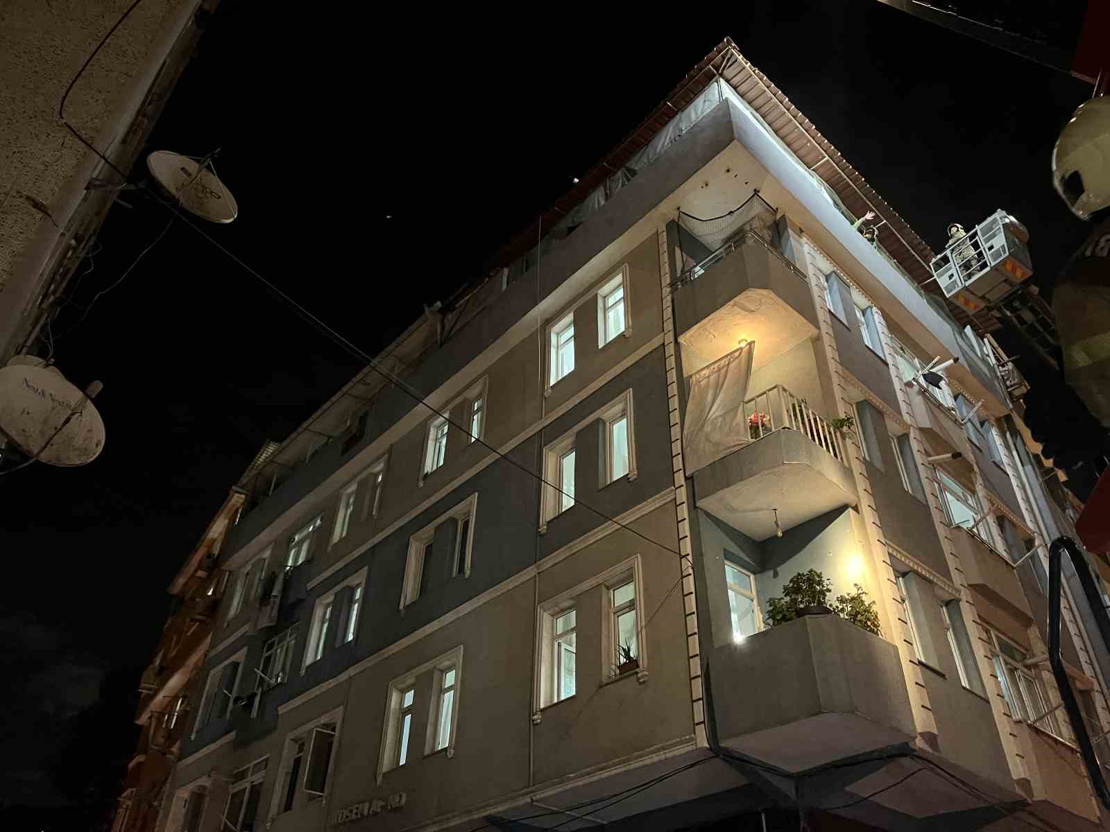 ZEYTİNBURNU’NDA BİNANIN BODRUM KATINDA YANGIN: 5 KİŞİ DUMANDAN ETKİLENDİ