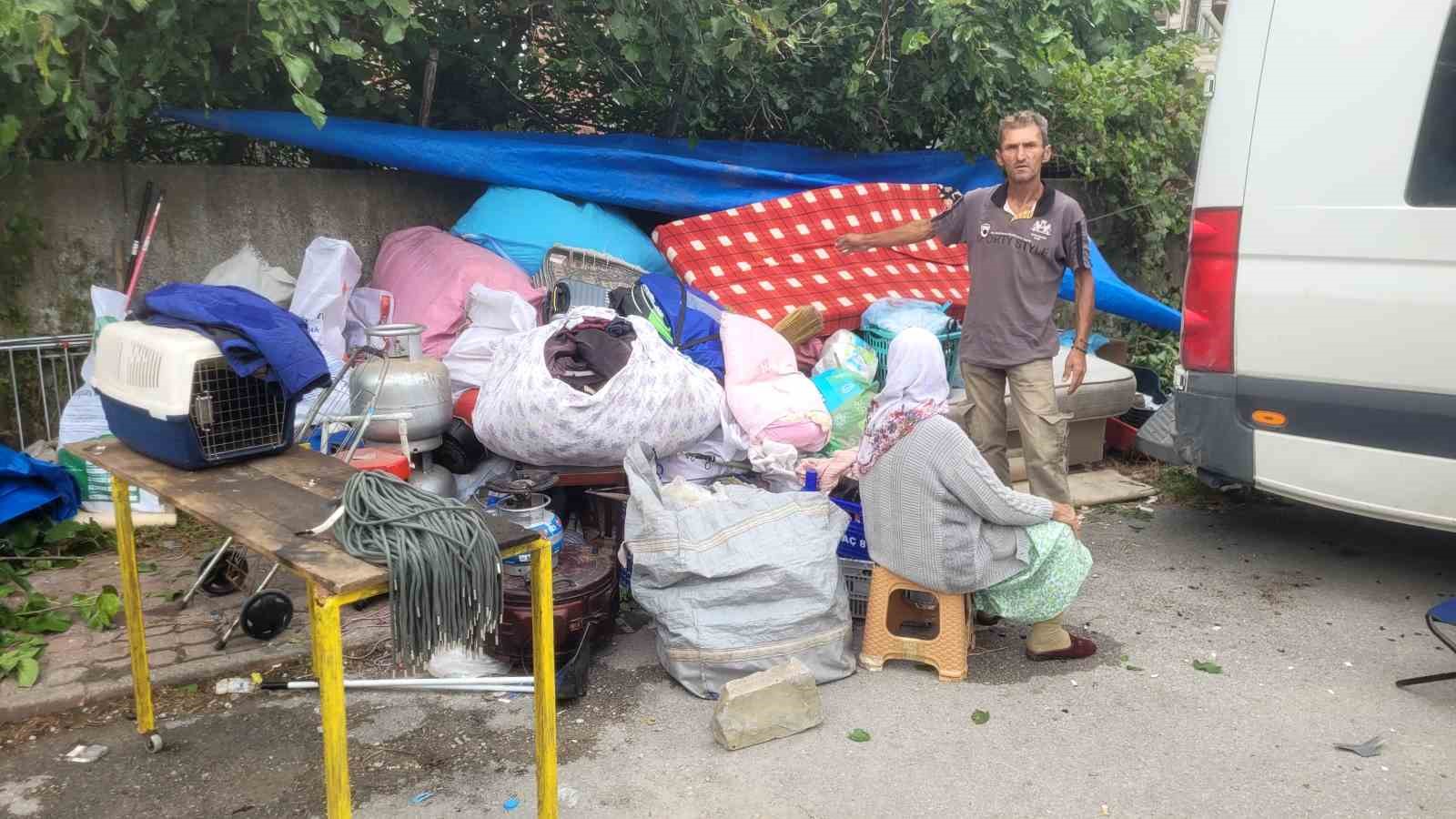 EV SAHİBİYLE ANLAŞAMADIKLARI İÇİN EŞYALARINI OTOPARKA TAŞIYAN AİLE YENİ EVE YERLEŞTİRİLDİ