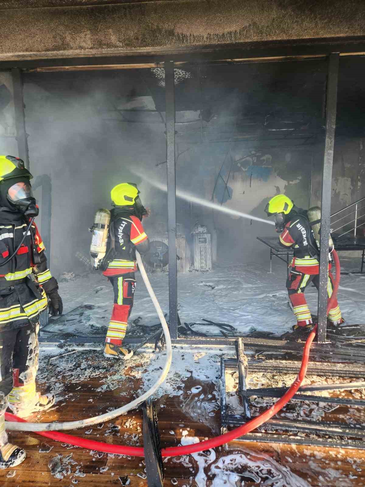 GÖMEÇ’TE SİTE DEPOSUNDA KORKUTAN YANGIN