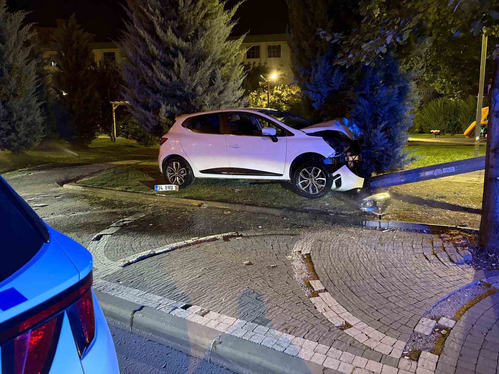 KARŞI YOLA GEÇEN OTOMOBİL ELEKTRİK DİREĞİNE ÇARPARAK DURABİLDİ