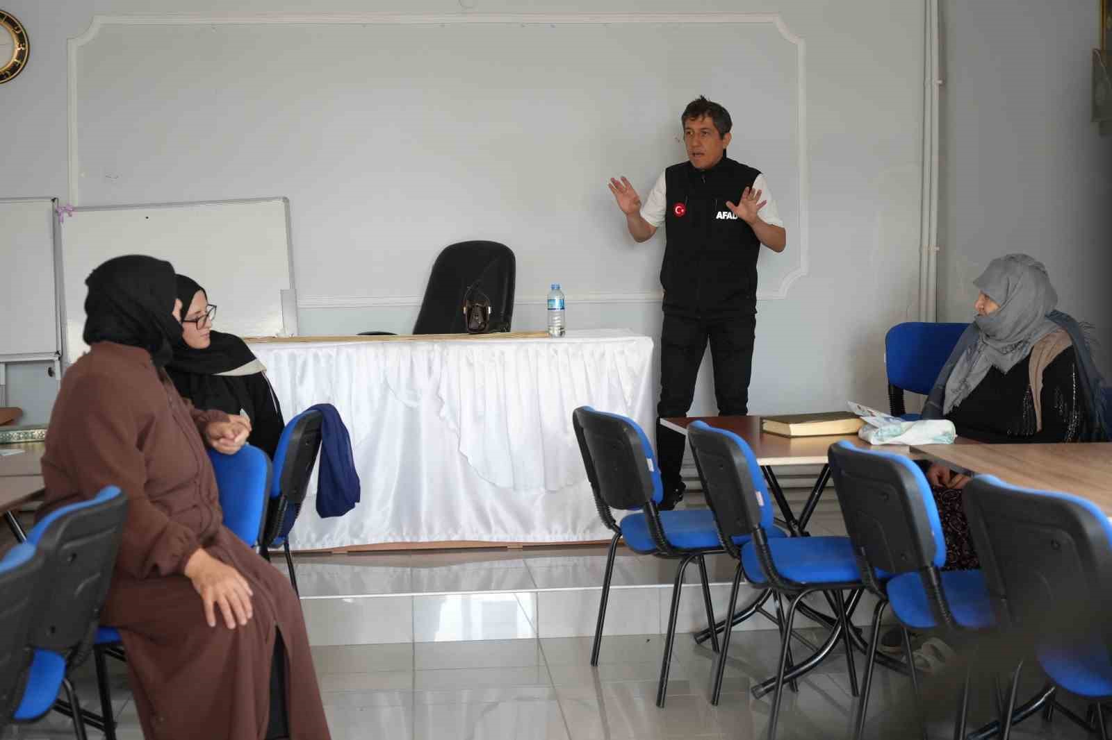KÖY KÖY GEZEN BAYBURT AFAD EKİPLERİ VATANDAŞLARI AFETLER HAKKINDA BİLGİLENDİRİYOR
