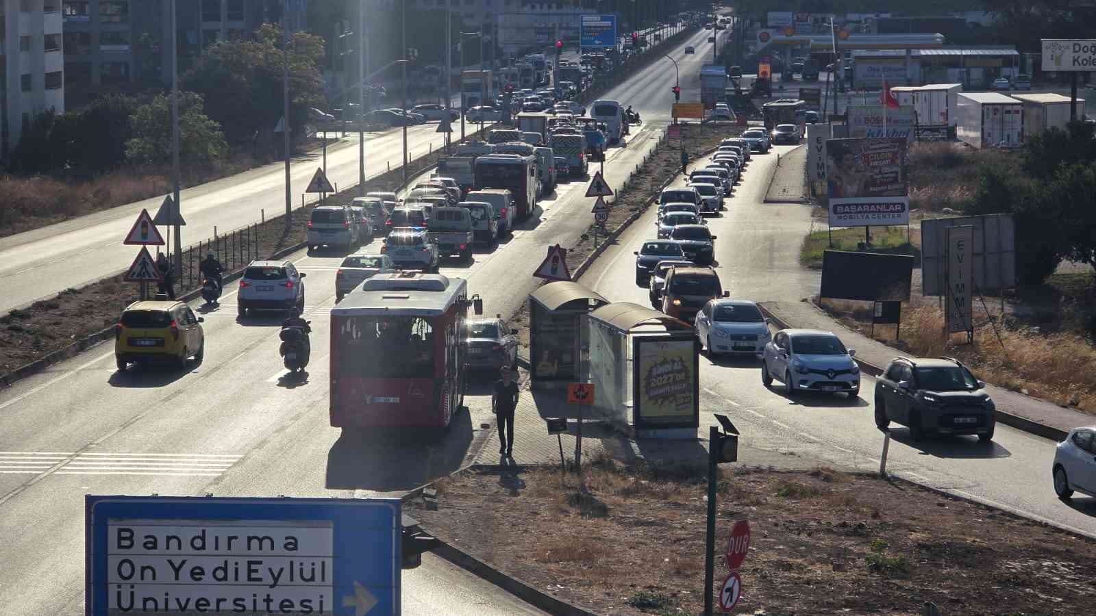 BANDIRMA’DA TRAFİK YOĞUNLUĞU SÜRÜCÜLERE ZOR ANLAR YAŞATIYOR