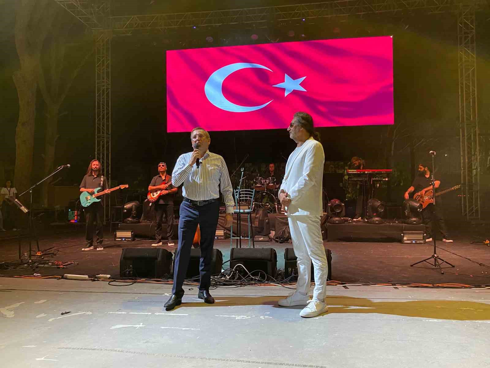 ÜNLÜ POPÇU ÇELİK AYVALIK’I SALLADI