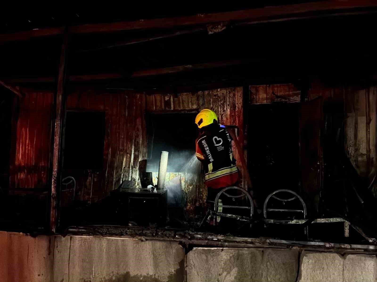 GÖNEN’DE DENİZ KENARINDAKİ BARAKADA GECE YANGINI