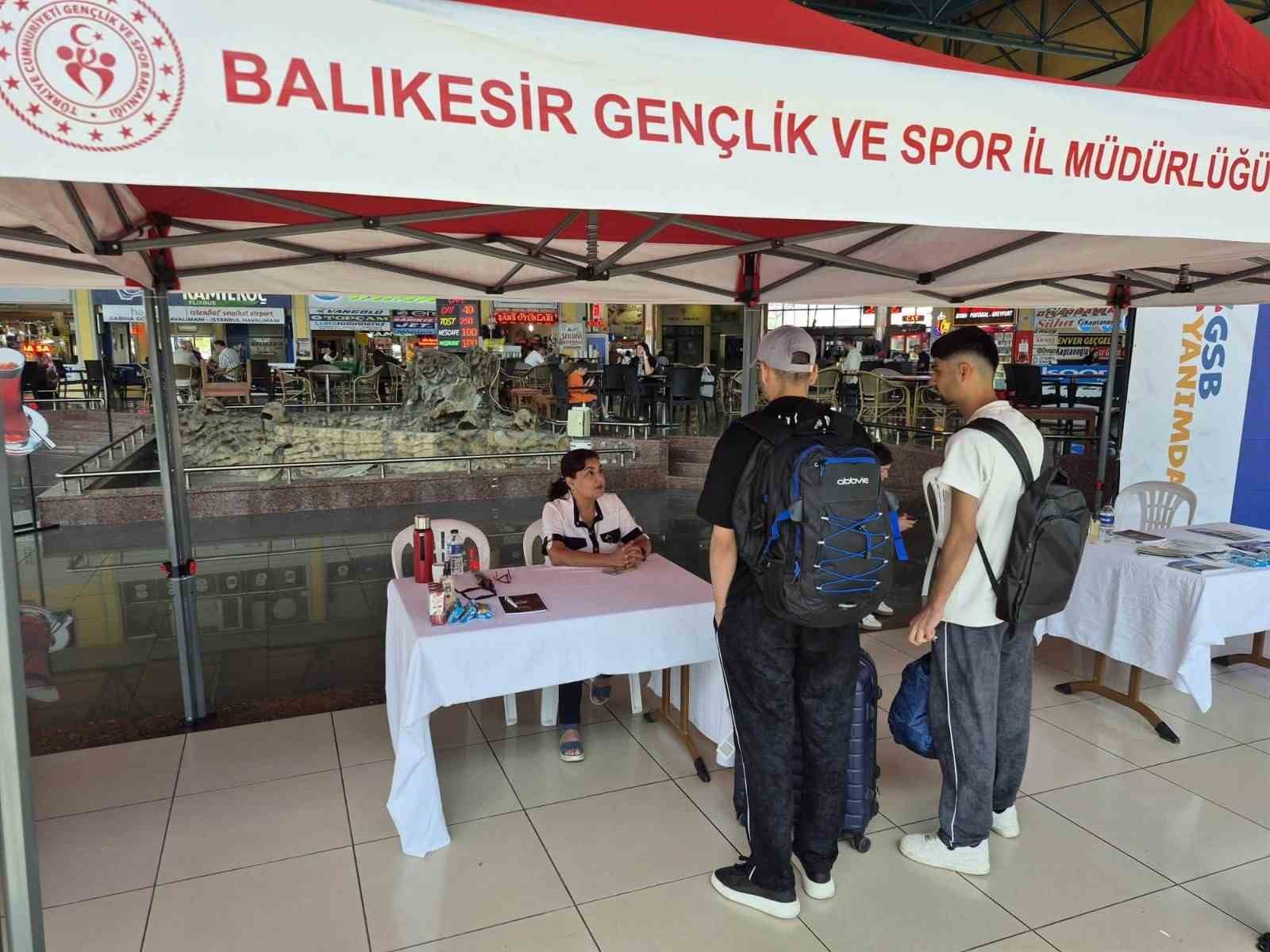 BALIKESİR’DE ÜNİVERSİTE ÖĞRENCİLERİ TERMİNALDE KARŞILANDI