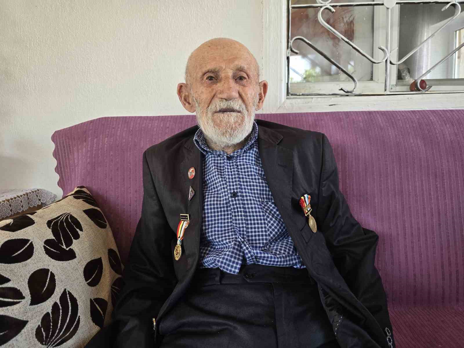 96 YAŞINDAKİ KORE GAZİSİ, HATIRALARINI GÖZYAŞLARIYLA ANLATTI