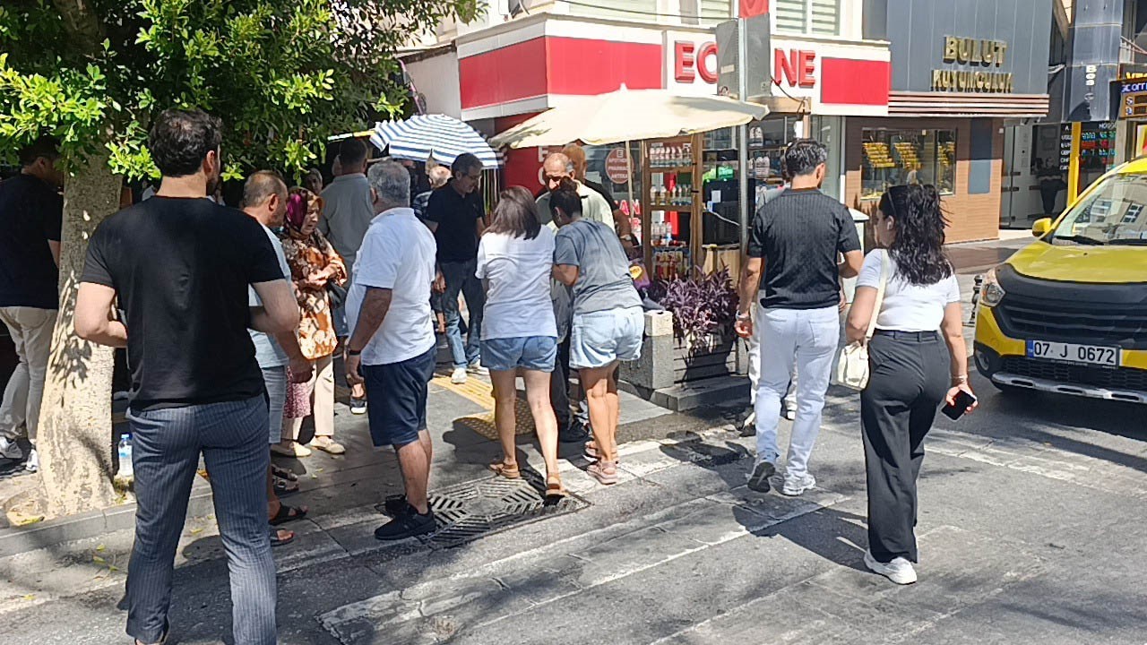 YAYAYA YOL VEREN ARAÇLARIN ARASINDAN GELDİ, YAYAYA ÇARPIP KAÇTI