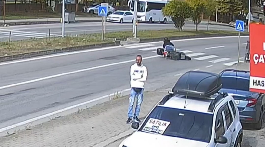 KIRMIZI IŞIĞI SON ANDA FARK ETTİ, MOTOSİKLETTEN DÜŞTÜ