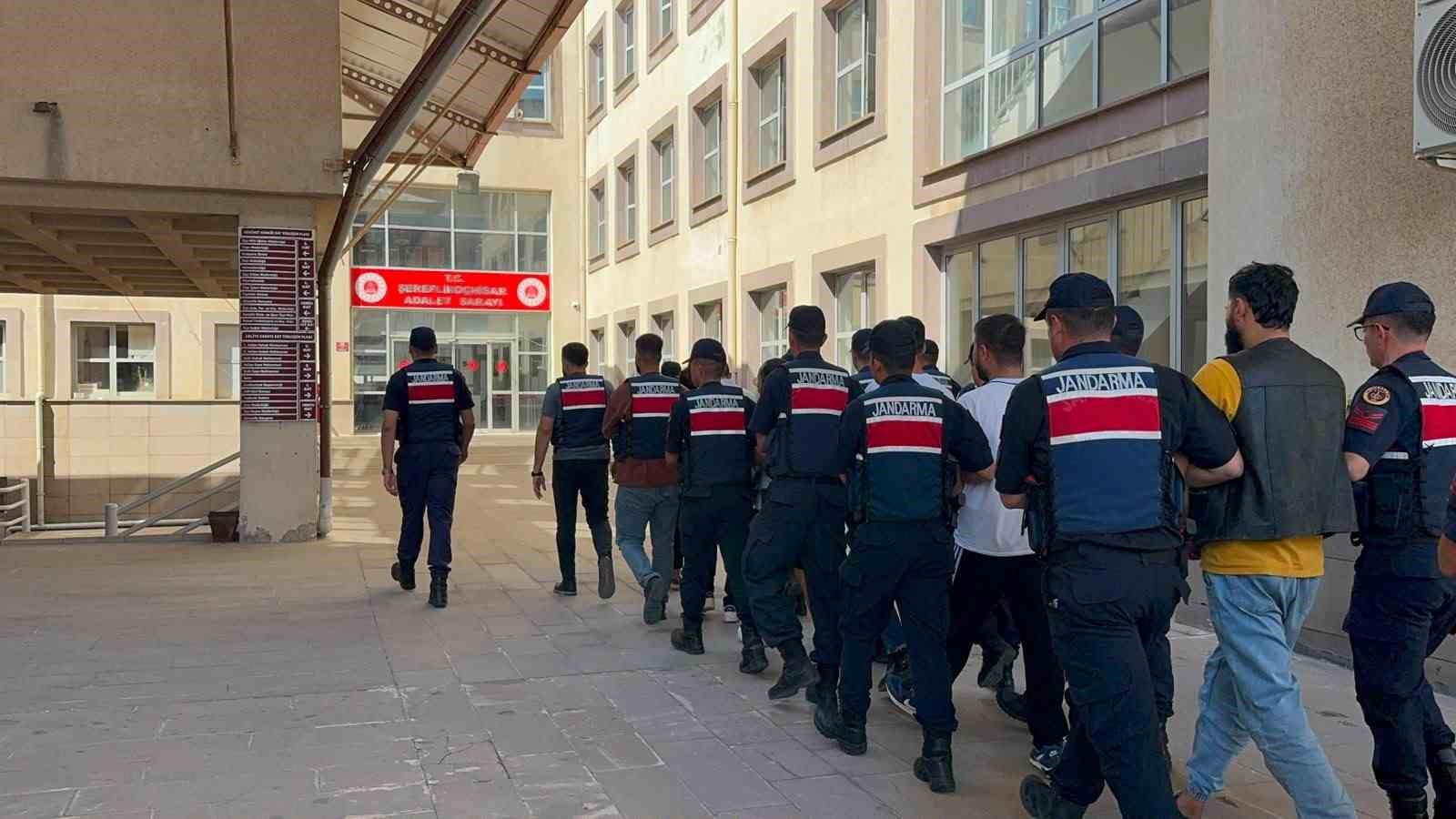 ŞEREFLİKOÇHİSAR’DA UYUŞTURUCU OPERASYONUNDA 17 GÖZALTI