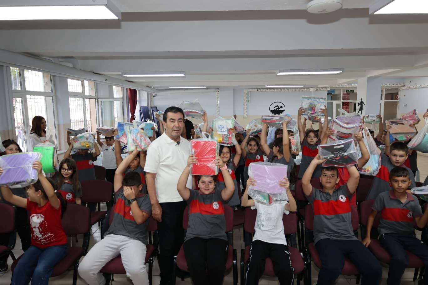 BAŞKAN METİN’DEN ÖĞRENCİLERE KIRTASİYE DESTEĞİ