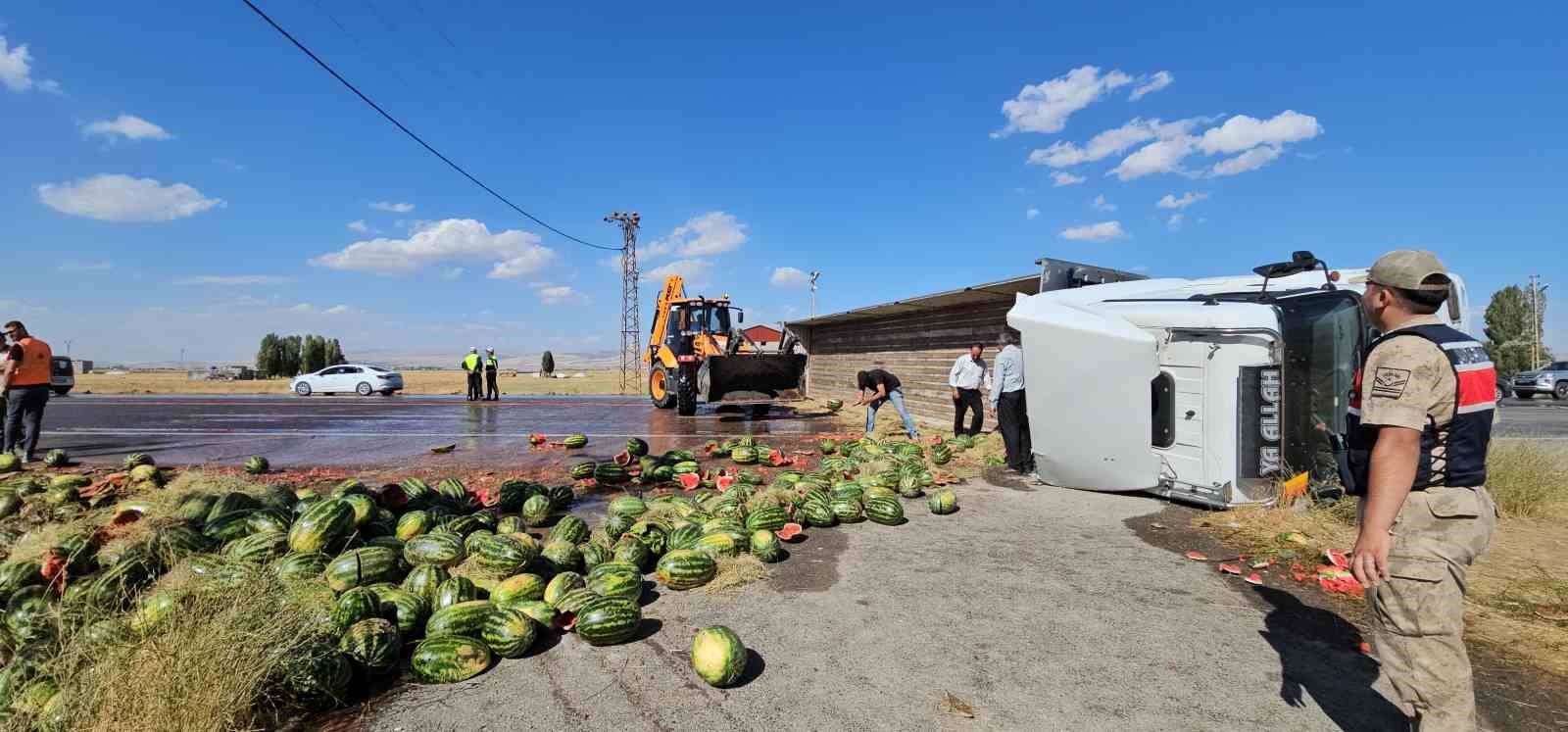 MUŞ’TA KARPUZ YÜKLÜ TIR DEVRİLDİ: KARPUZLAR YOLA DÖKÜLDÜ