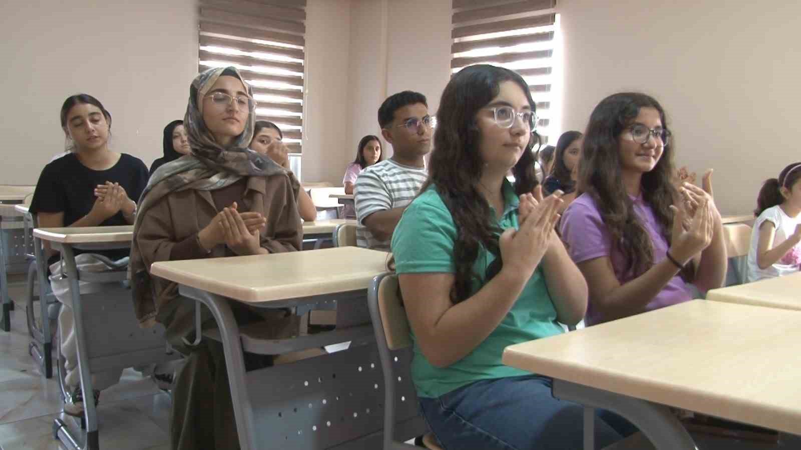 ENGELLERİ AŞMAK İÇİN İŞARET DİLİ ÖĞRENİYORLAR