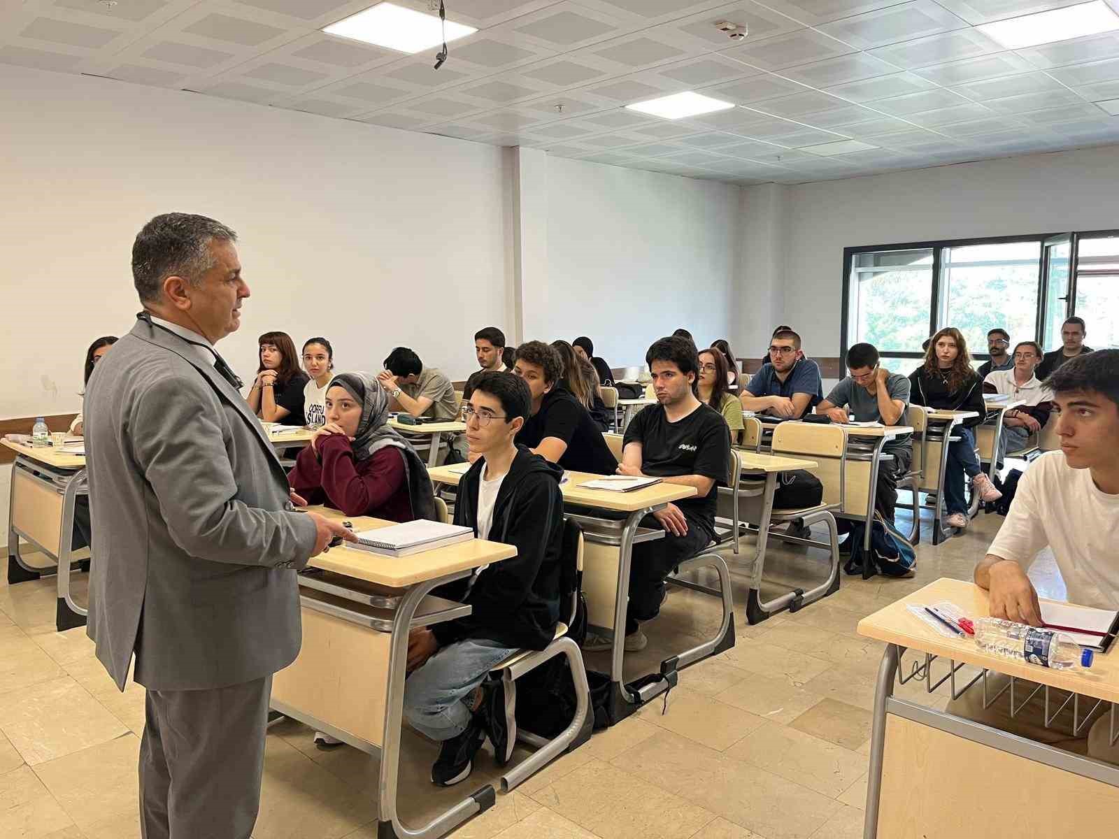 SİVAS HALK EĞİTİMİ MERKEZİNDE ÜNİVERSİTEYE HAZIRLIK KURSLARI BAŞLADI