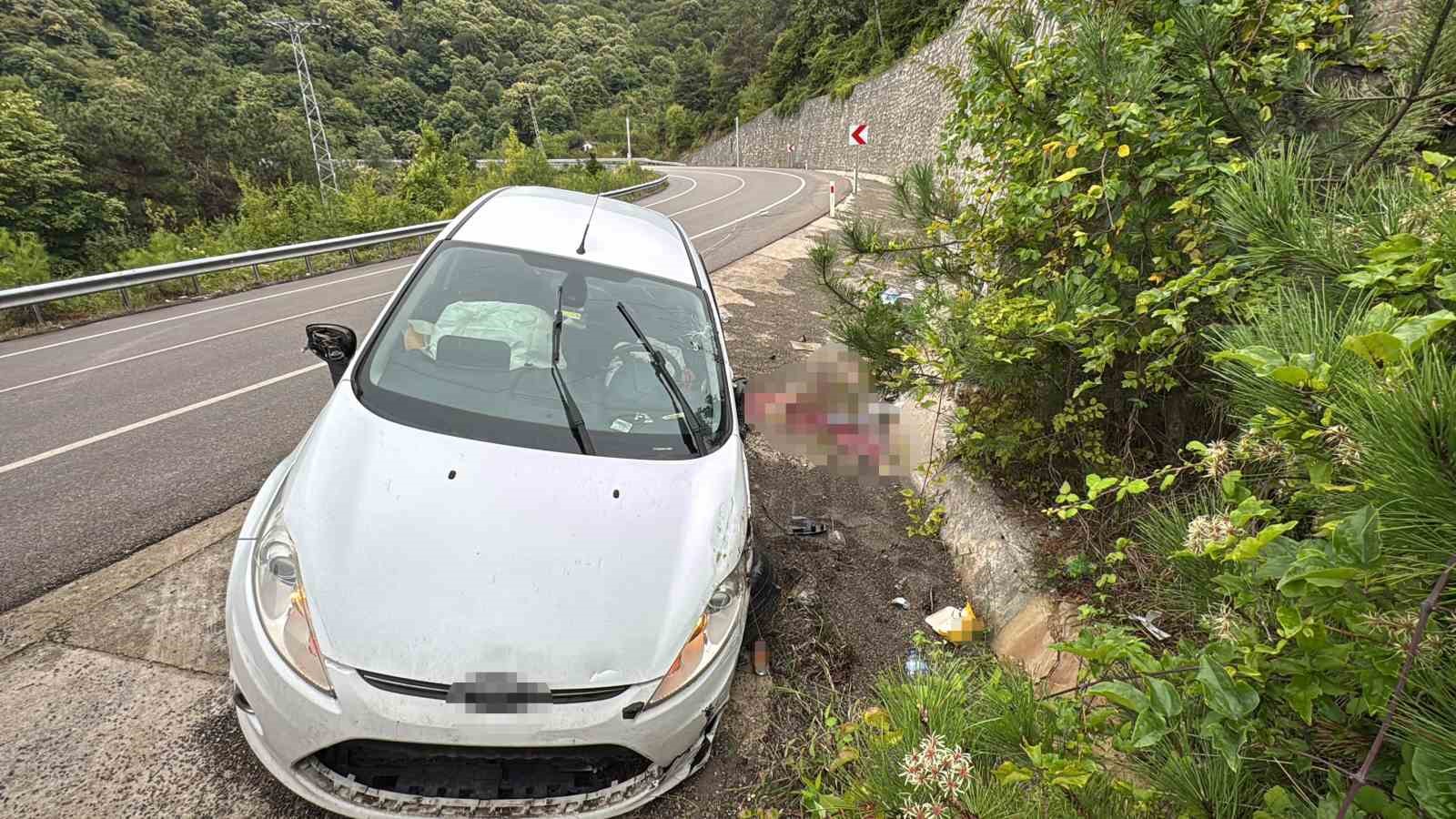 KONTROLDEN ÇIKAN OTOMOBİL İSTİNAT DUVARINA ÇARPTI: 3 YARALI