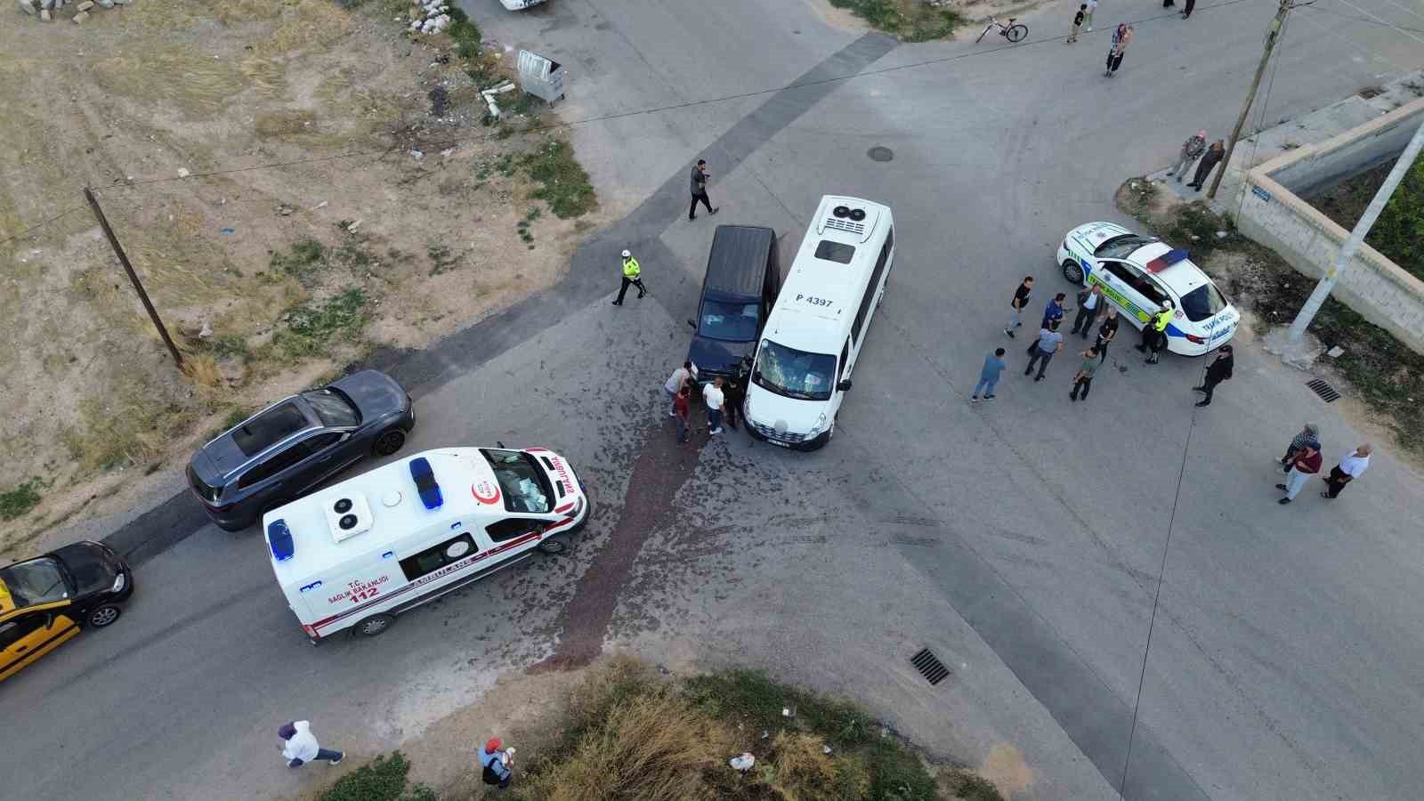 OKUL SERVİSİ İLE HAFİF TİCARİ ARAÇ ÇARPIŞTI: 6 YARALI