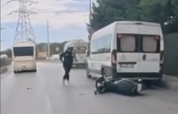 ŞERİT DEĞİŞTİRİRKEN PARK HALİNDEKİ ARACA VE DOLMUŞA ÇARPTI: KAZA ANI KAMERADA
