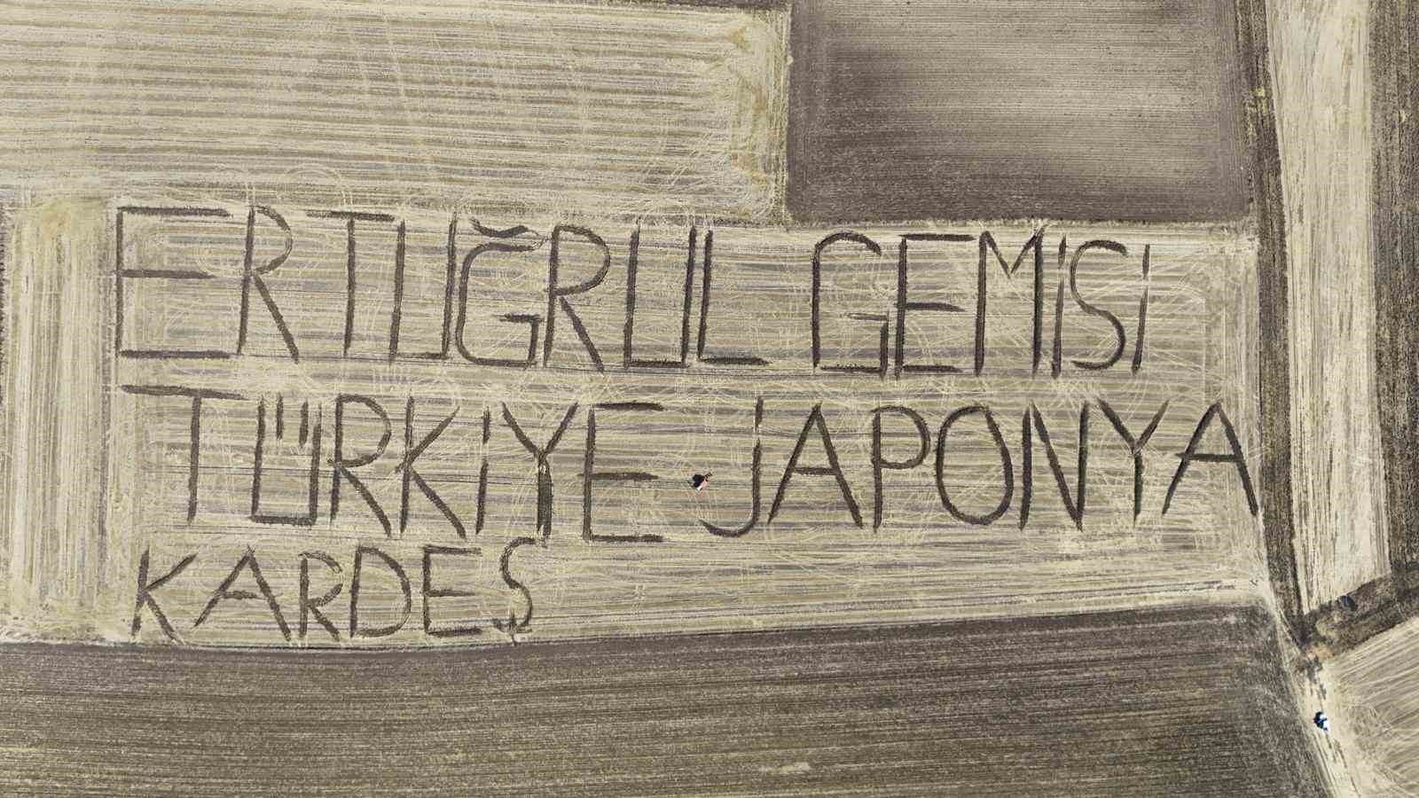 ERTUĞRUL FIRKATEYNİ’NİN 136. YILINDA TARLAYA TRAKTÖRLE DOSTLUK MESAJI YAZDI