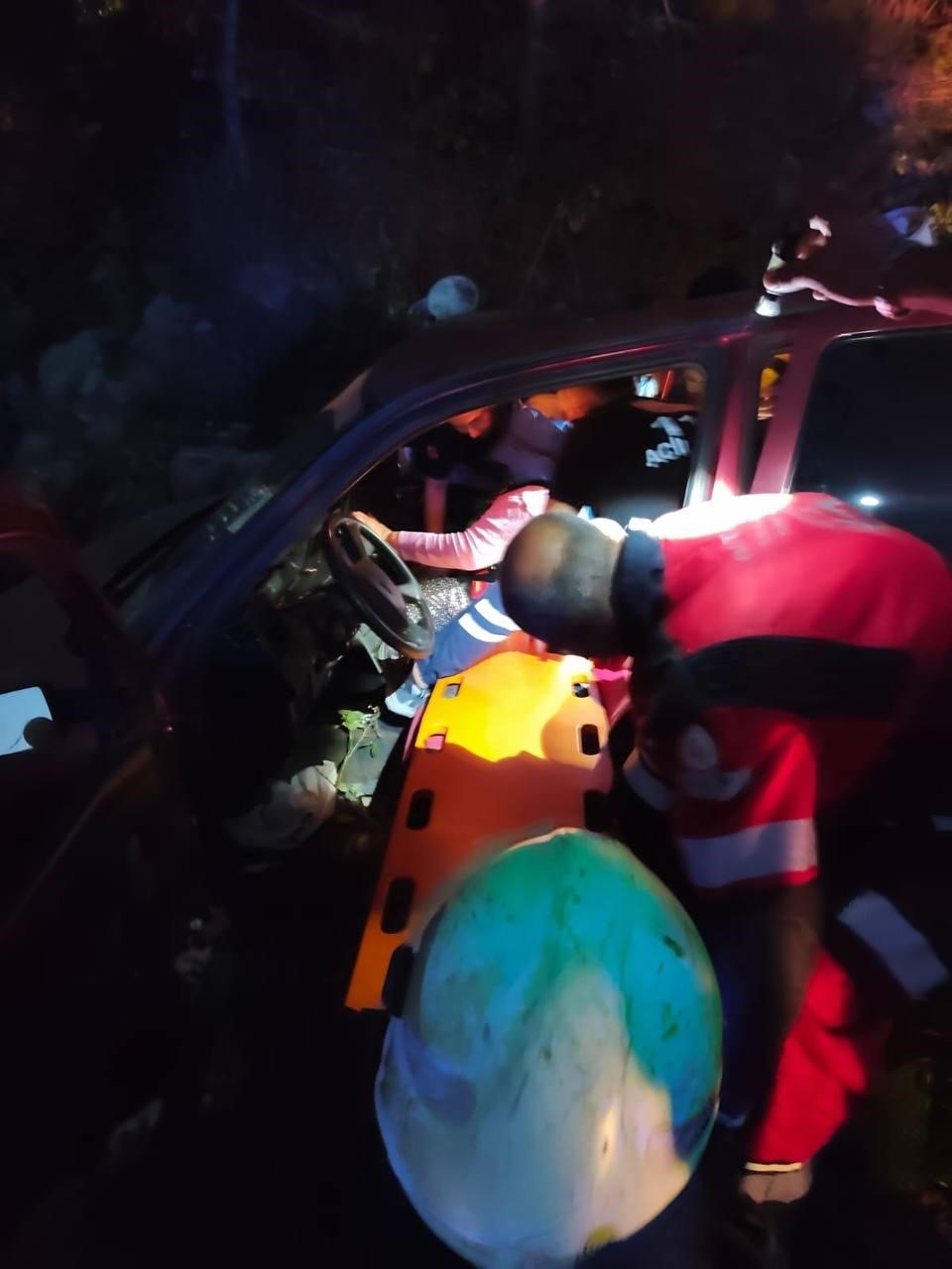 KONTROLDEN ÇIKAN OTOMOBİL ORMANLIK ALANA UÇTU: 4 YARALI