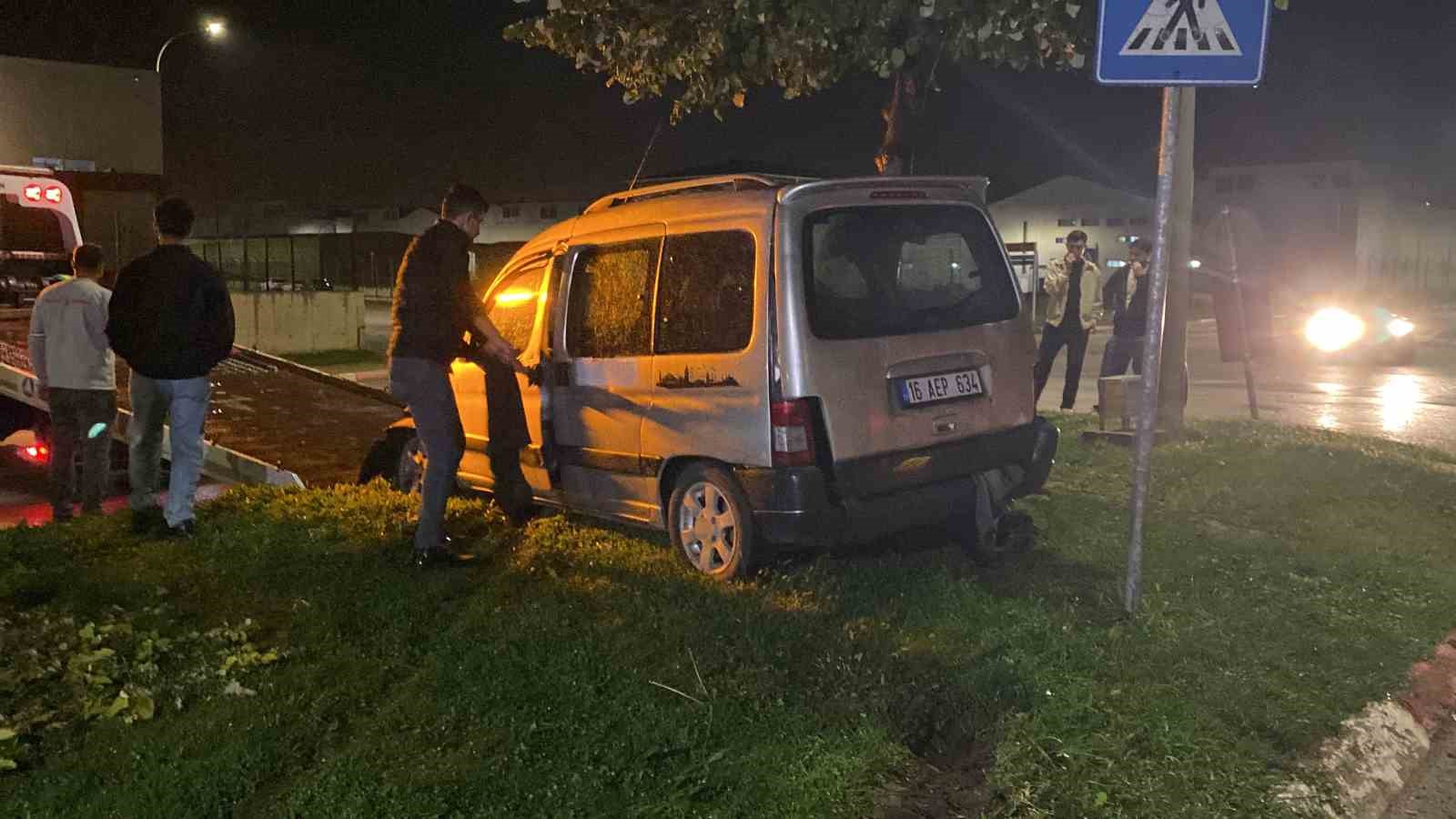 BURSA’DA KONTROLDEN ÇIKAN ARAÇ AĞACA ÇARPTI: 2 YARALI