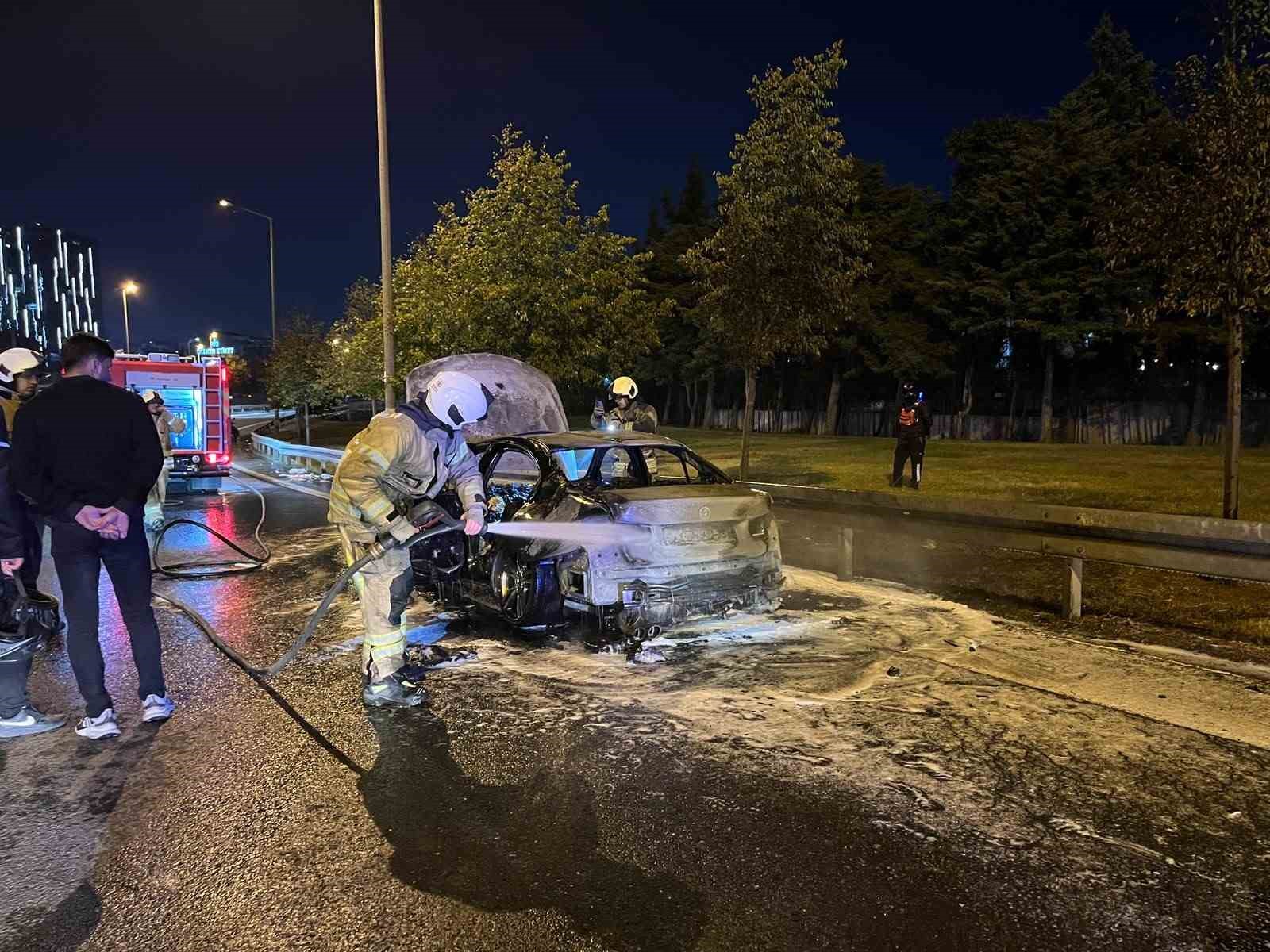 BAKIRKÖY’DE OTOMOBİL ALEV TOPUNA DÖNDÜ