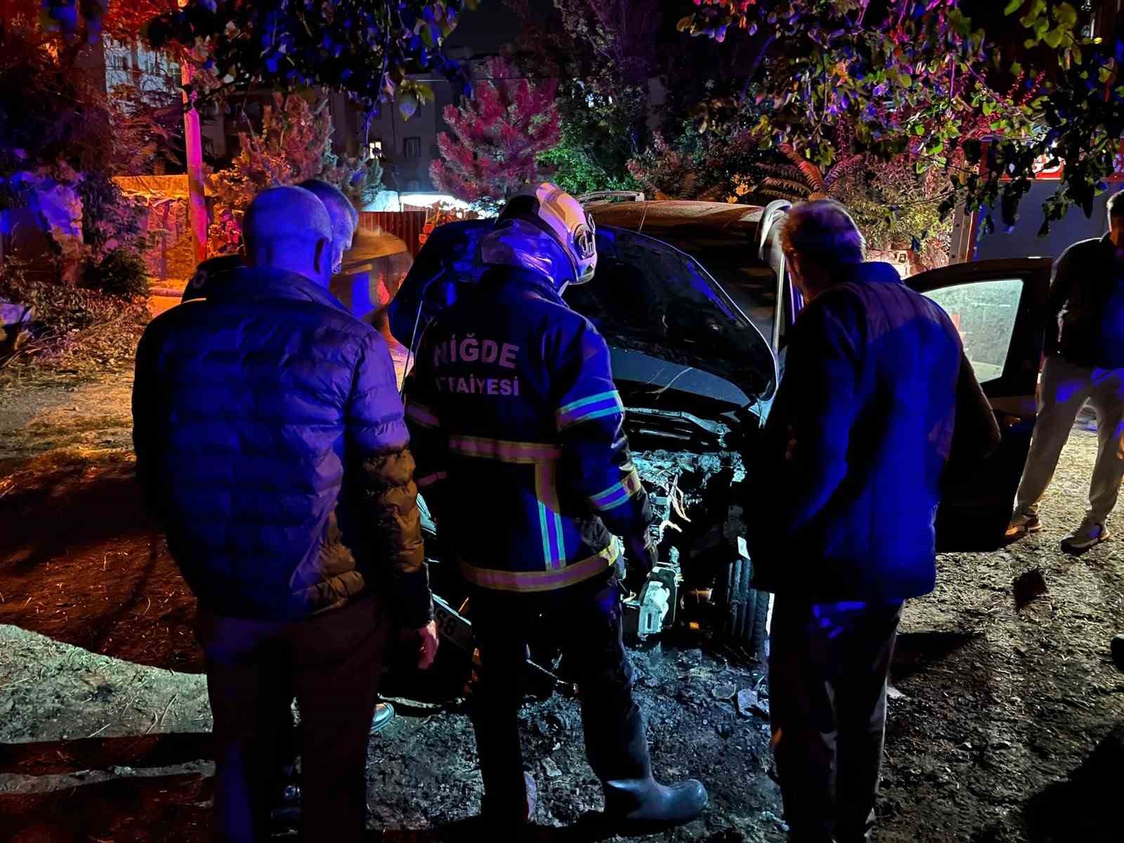 NİĞDE’DE PARK HALİNDEKİ OTOMOBİL YANDI