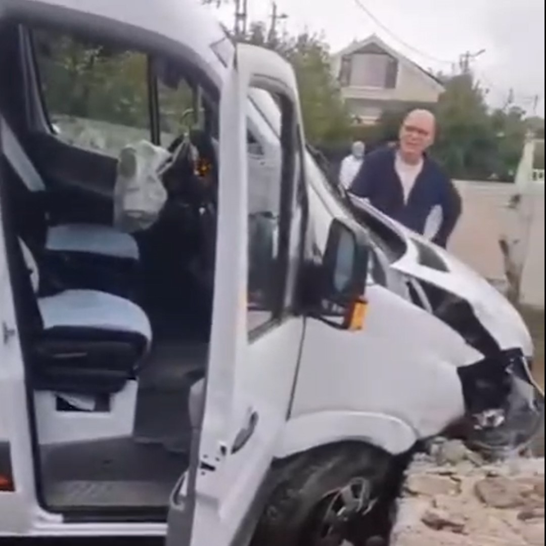 SARIYER’DE OKUL SERVİSİ DUVARA ÇARPTI: 1 YARALI