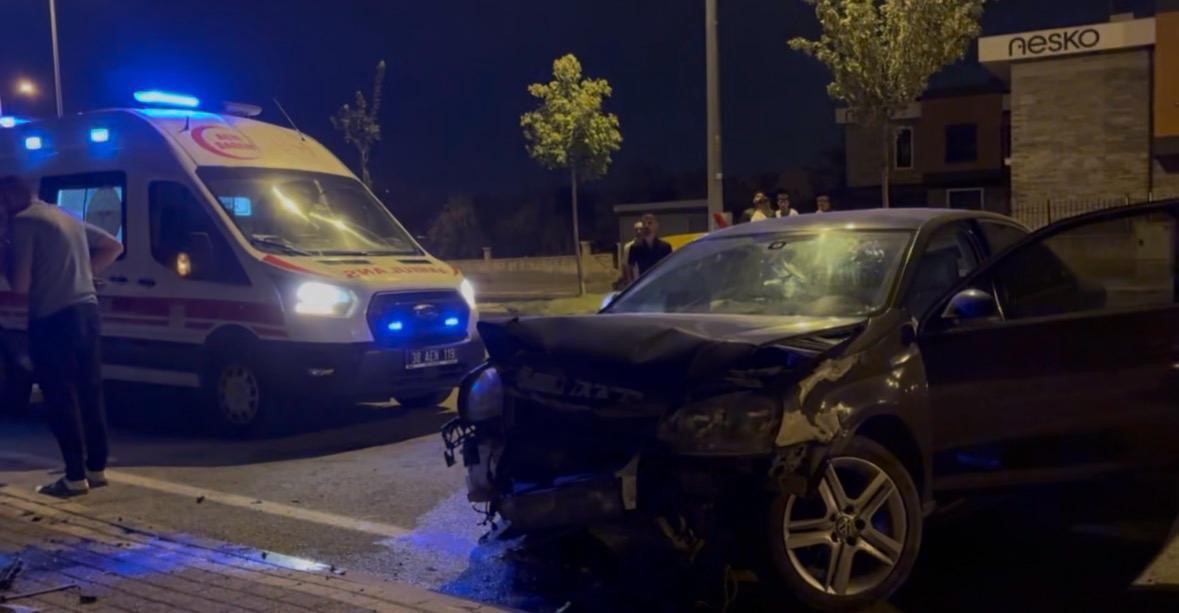 KAYSERİ’DE KONTROLDEN ÇIKAN OTOMOBİL DUVARA ÇARPTI: 1 YARALI