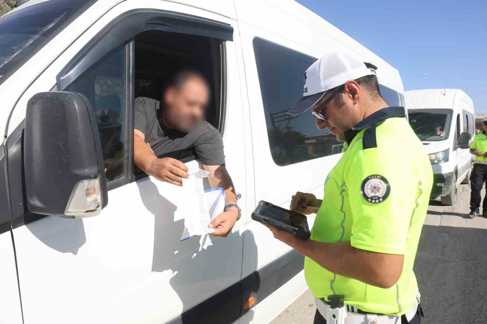 TRAFİK POLİSLERİNDEN OKUL SERVİSLERİNE SIKI DENETİM: AYAKTA ÖĞRENCİ TAŞIYAN SÜRÜCÜLERE CEZA UYGULANDI