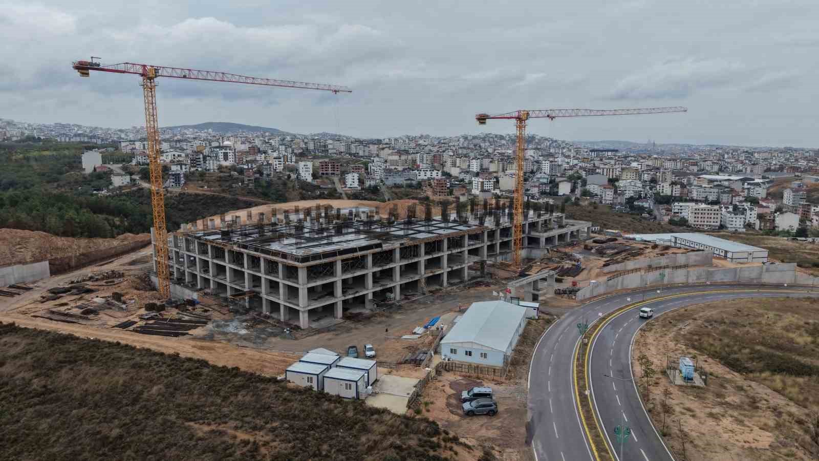ÇAYIROVA’DA YAPIMI SÜREN 200 YATAKLI DEVLET HASTANESİ YÜKSELİYOR