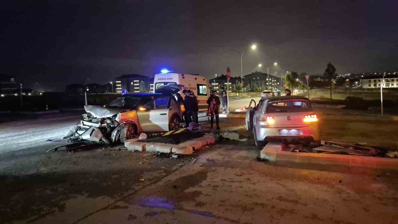 KAVŞAKTA ÇARPIŞAN 2 ARAÇ ADETA HURDAYA DÖNDÜ: 3 YARALI