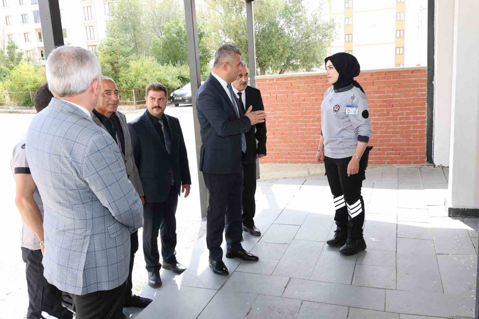 OKUL BAHÇE GÖREVLİLERİ GÖREV BAŞINDA