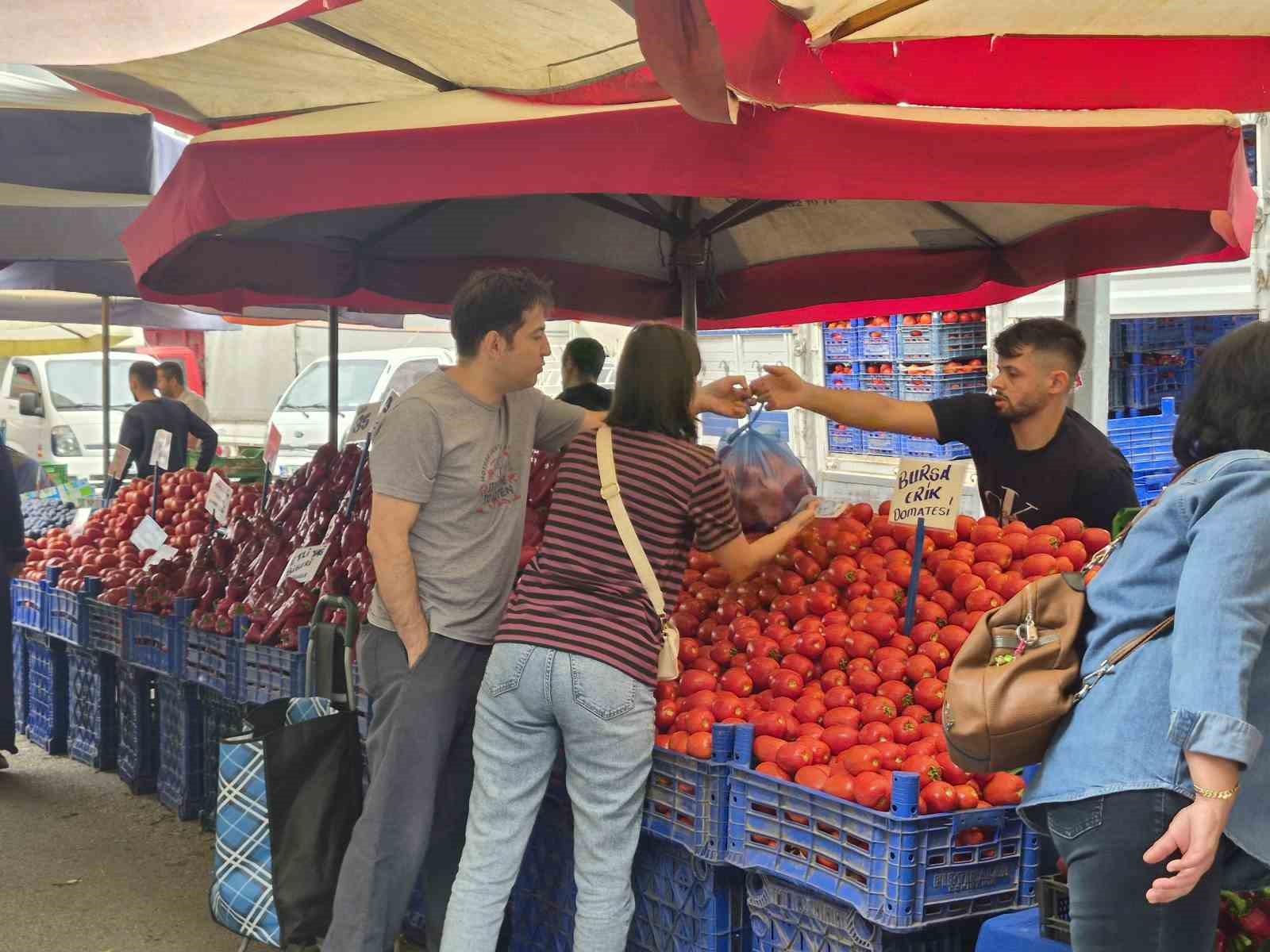 YAŞ SEBZE VE MEYVEDE FAHİŞ FİYATA YÖNELİK OPERASYON VATANDAŞI VE PAZARCIYI SEVİNDİRDİ