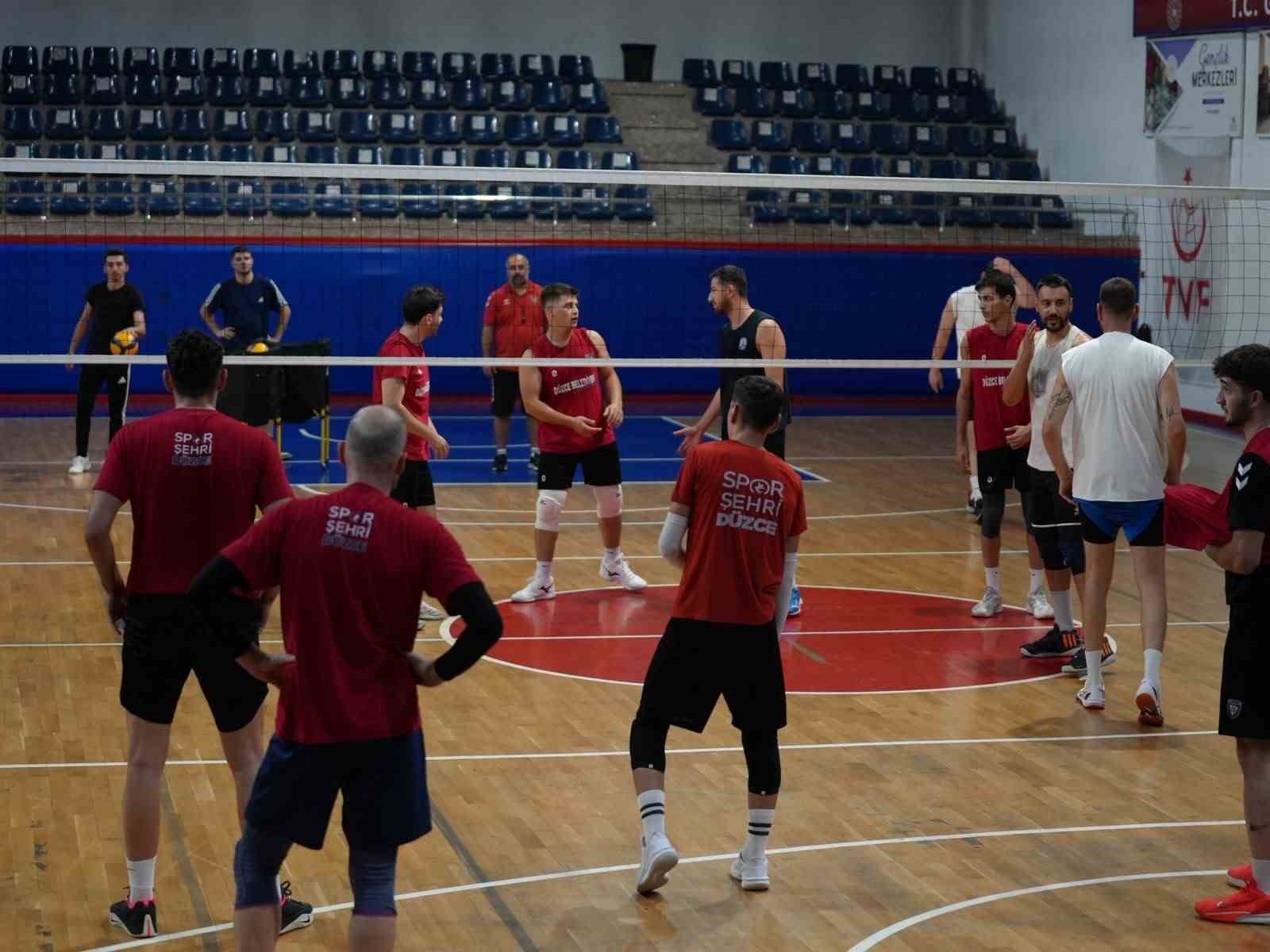 DÜZCE EKİBİ FİLEDE YENİ SEZONU BEKLİYOR
