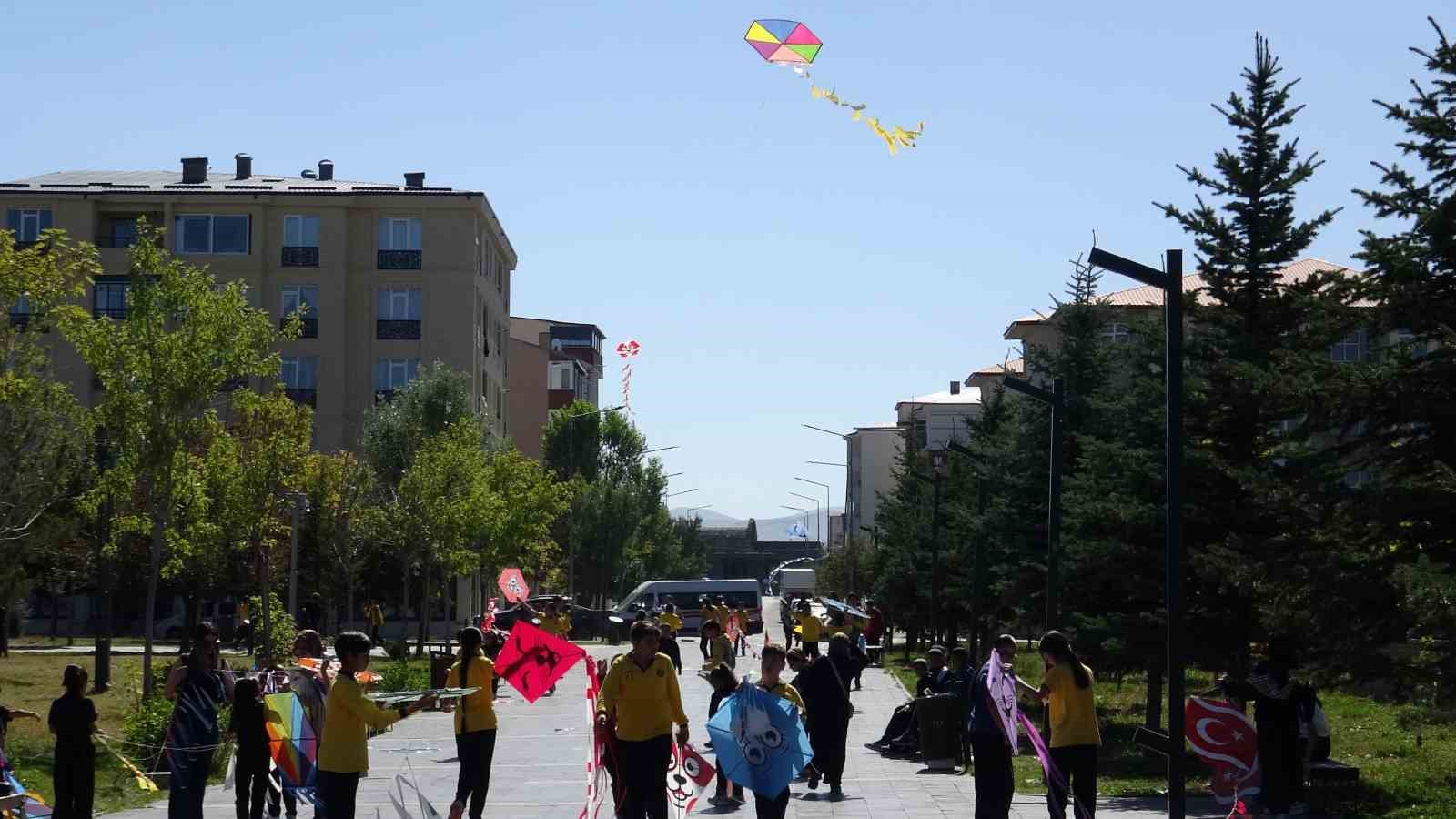 KARS’TA UÇURTMALAR GAZZE’DEKİ ÇOCUKLAR İÇİN HAVALANDI: "GÖKYÜZÜ ÇOCUKLARA KALSIN"