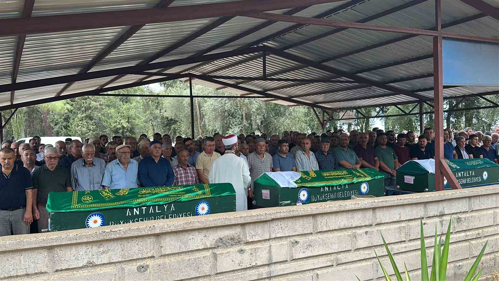 ANTALYA AİLE FACİASINDA HAYATINI KAYBEDENLER YAN YANA DEFNEDİLDİ, CENAZEDE GÖZYAŞLARI SEL OLDU