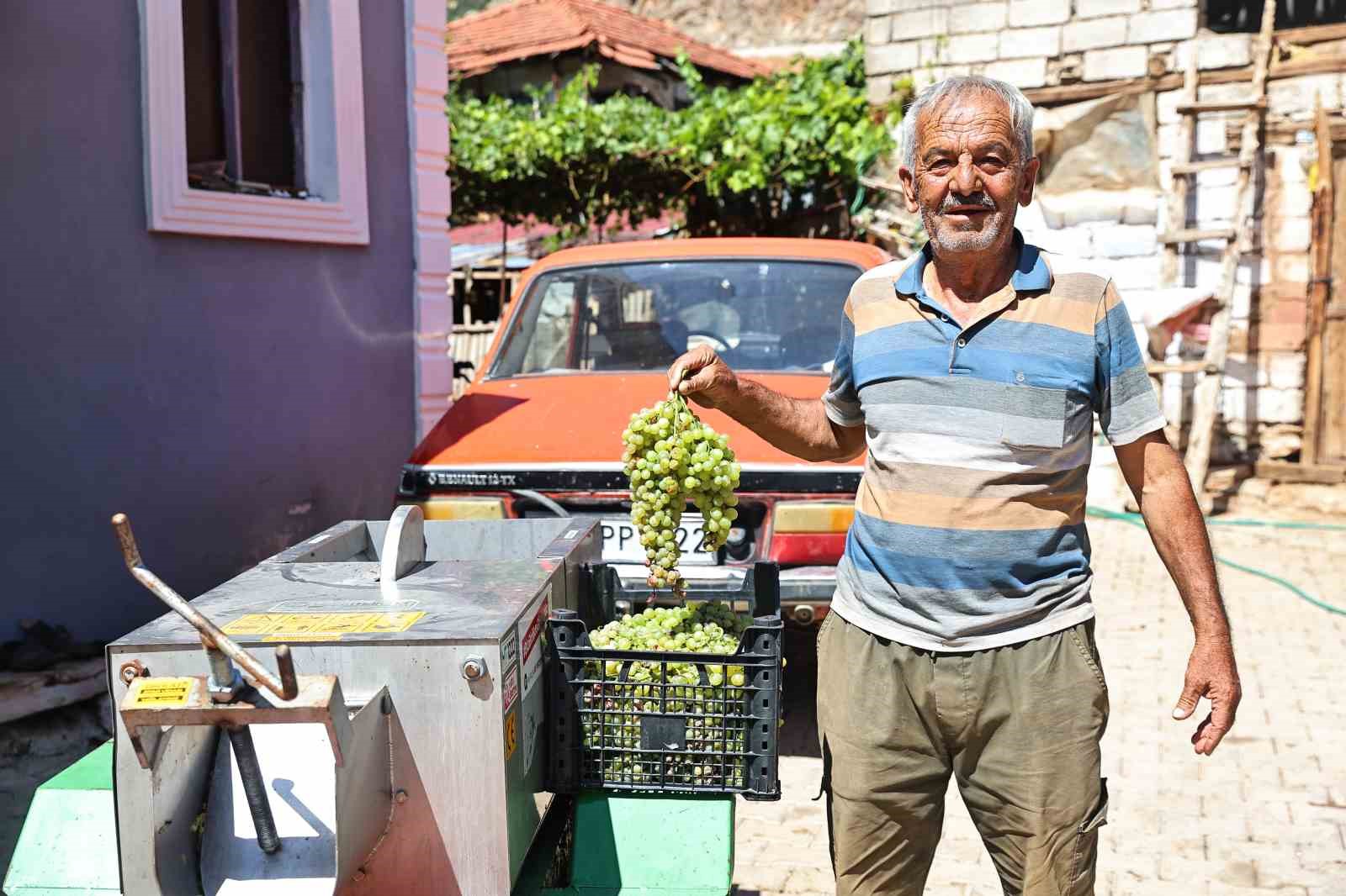 BÜYÜKŞEHİR’DEN ÜZÜM ÜRETİCİLERİNE MAKİNE DESTEĞİ