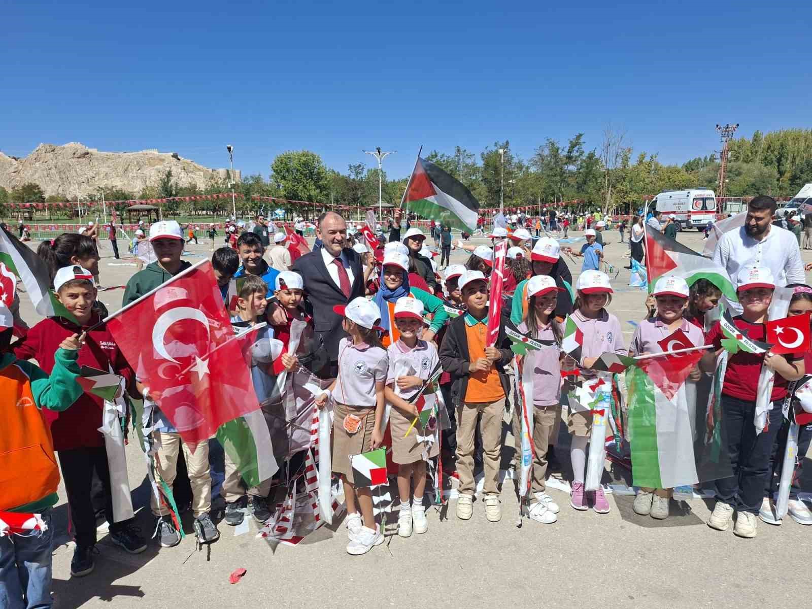 GAZZELİ ÇOCUKLAR İÇİN UÇURTMALAR GÖKYÜZÜYLE BULUŞTU