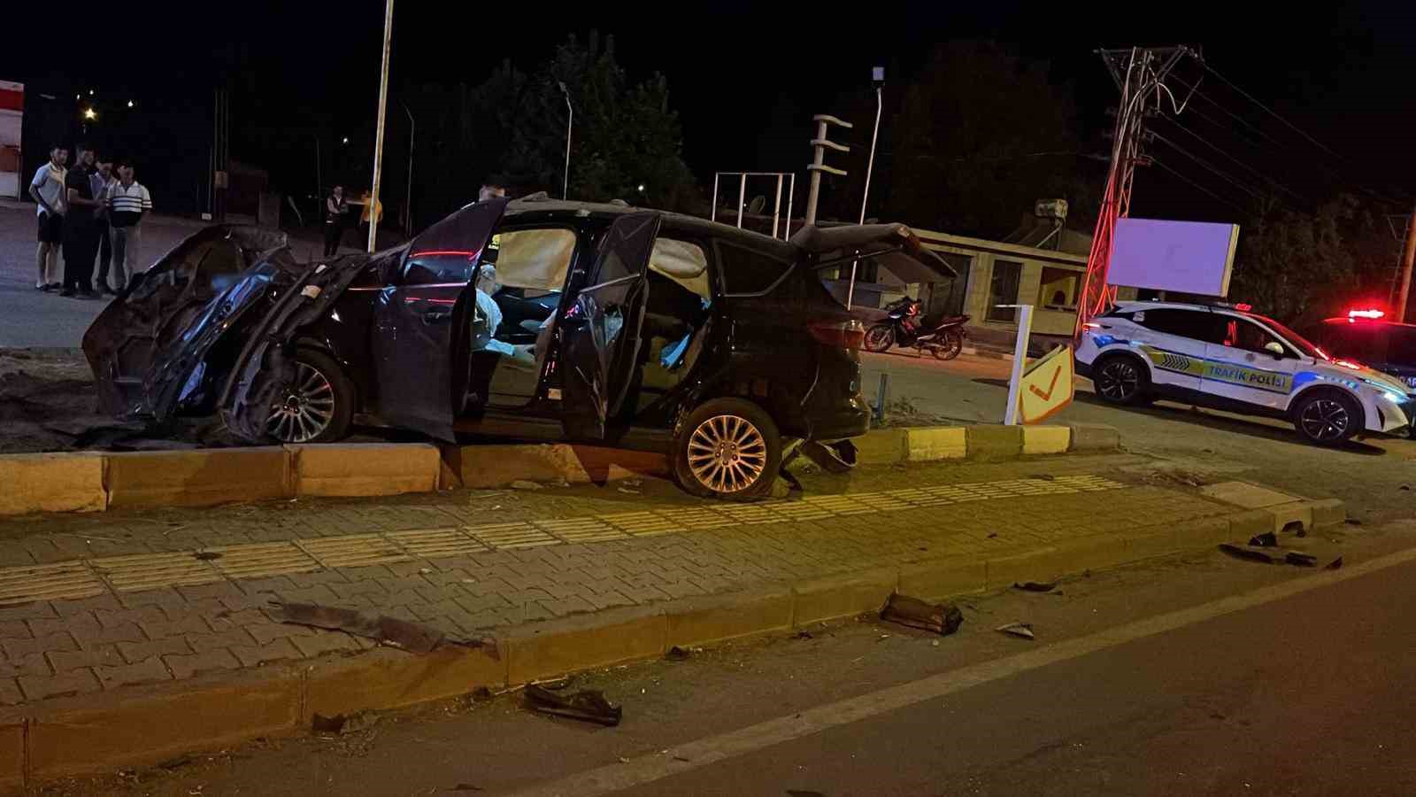 KONTROLDEN ÇIKAN ARAÇ KARŞI ŞERİDE UÇTU, SÜRÜCÜ YARALANDI