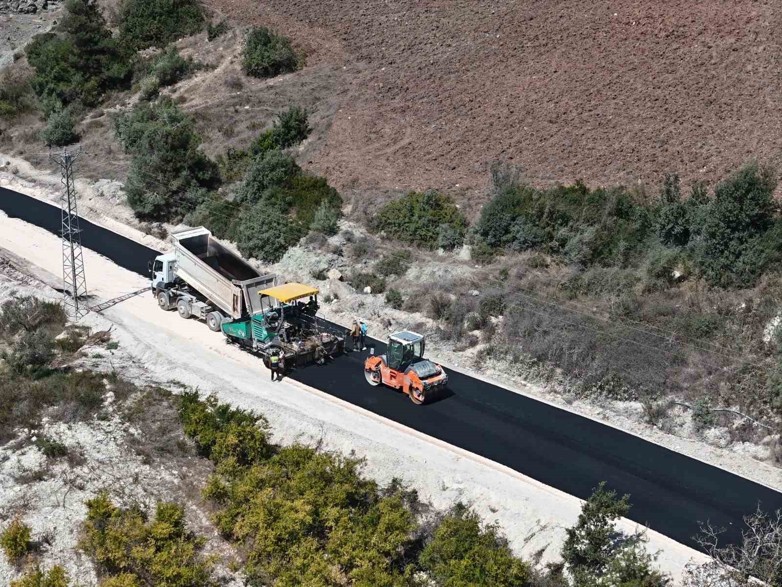 HBB, YAYLADAĞI’NDA 3 MAHALLEYİ BİRBİRİNE BAĞLAYAN YOLDA BETON ASFALT ÇALIŞMASINA BAŞLADI