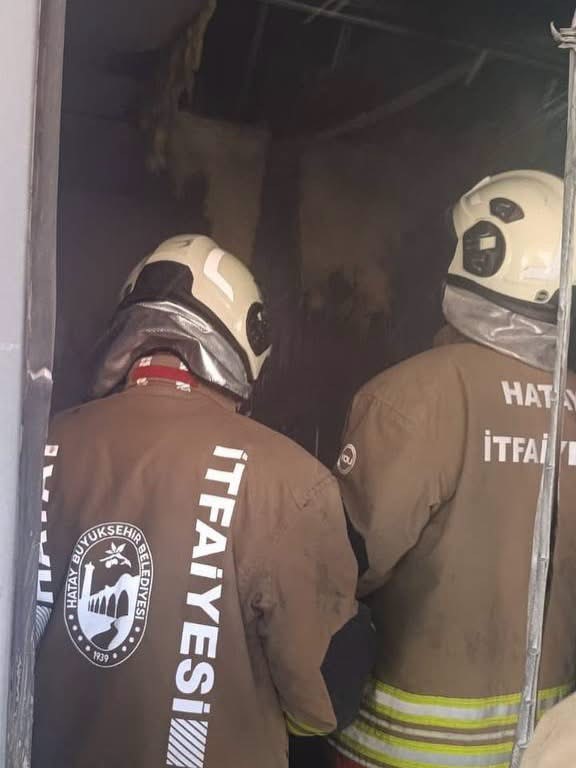 ANTAKYA’DA KONTEYNER YANGINI KISA SÜREDE SÖNDÜRÜLDÜ
