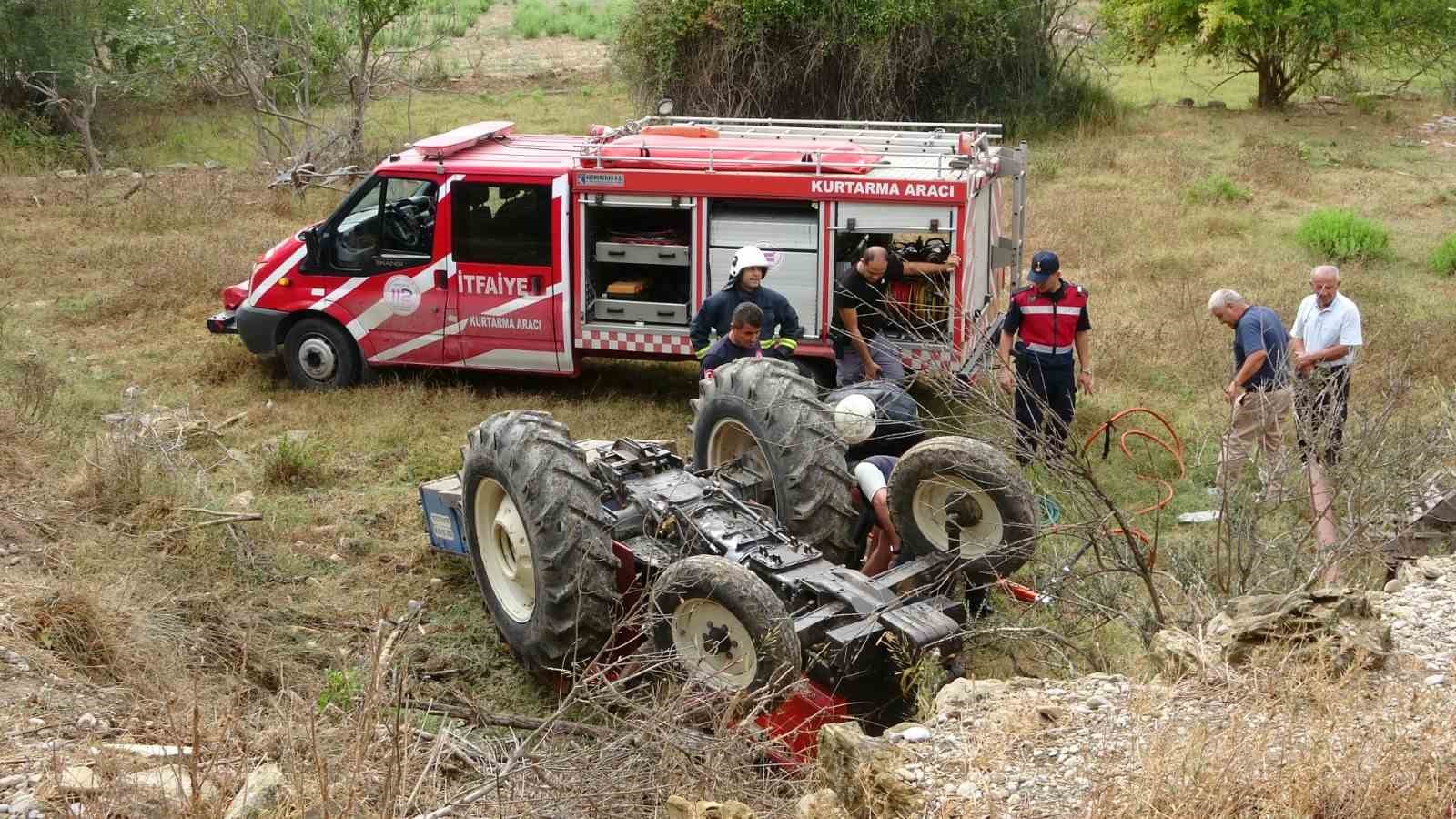 DEVRİLEN TRAKTÖRÜN ALTINDA KALAN EDEBİYAT ÖĞRETMENİ HAYATINI KAYBETTİ