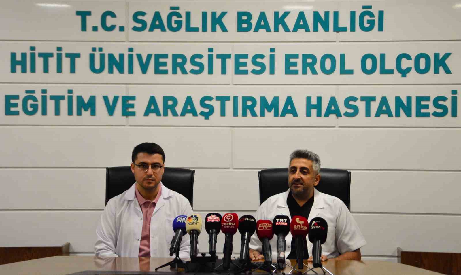 VATANDAŞIN BOĞAZINDAN ÇIKAN CANLI SÜLÜK DOKTORLARI BİLE ŞAŞIRTTI: "İLK DEFA GÖRDÜM"