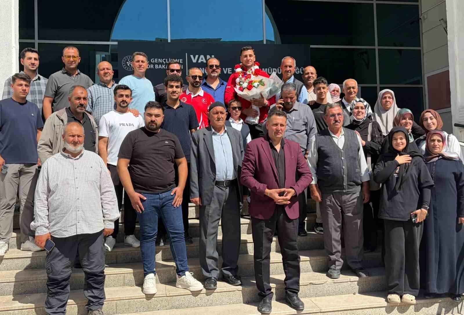 DÜNYA ŞAMPİYONU FURKAN BİLİCİ DAVUL ZURNAYLA KARŞILANDI
