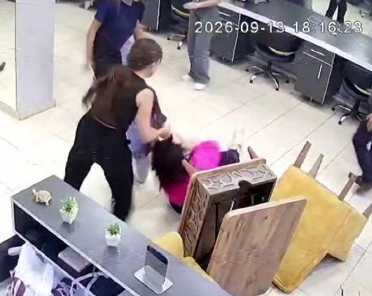 KAHRAMANMARAŞ’TA SAÇ KESİMİNİ BEĞENMEYEN MÜŞTERİNİN AKRABALARI KADIN KUAFÖRÜ DARP ETTİ