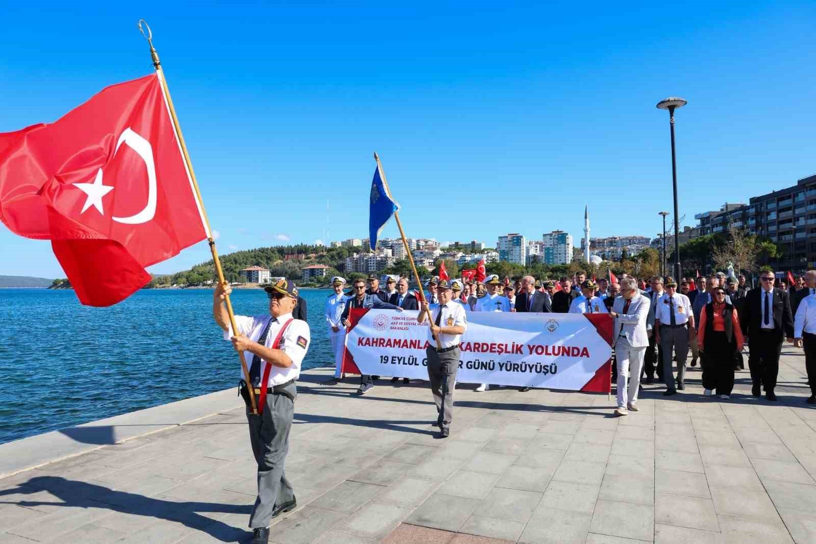 ÇANAKKALE’DE GAZİLER GÜNÜ YÜRÜYÜŞÜ DÜZENLENDİ