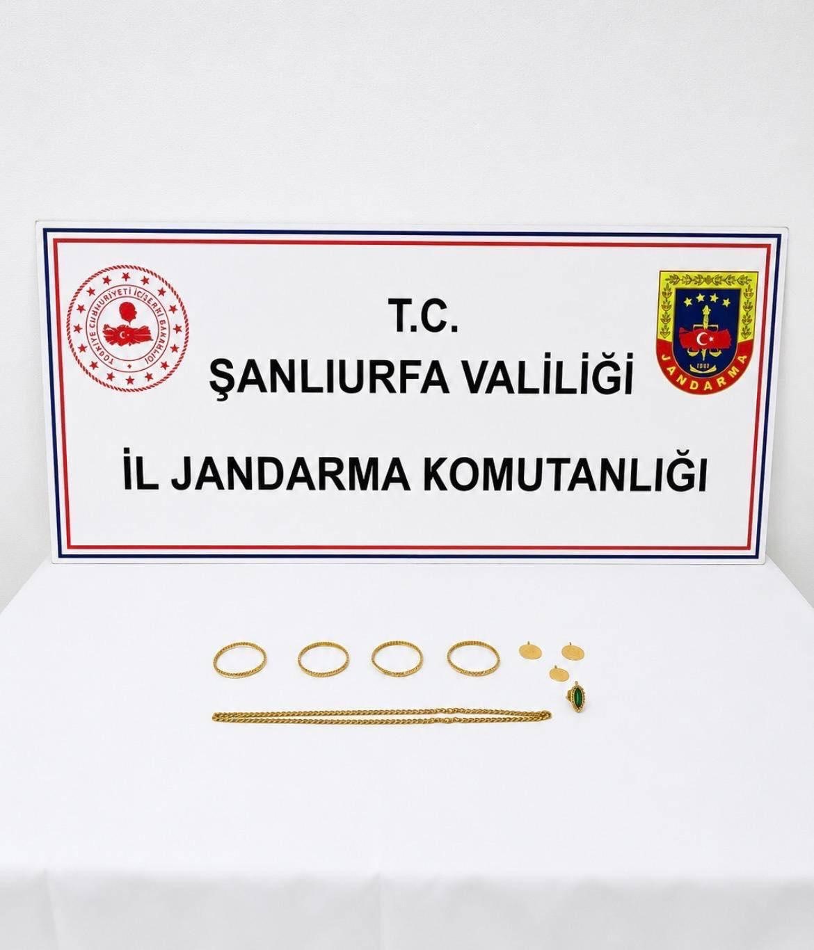 DOLANDIRDIĞI KİŞİDEN ALDIĞI ALTINLARI SATMAYA ÇALIŞAN ŞAHIS YAKALANDI