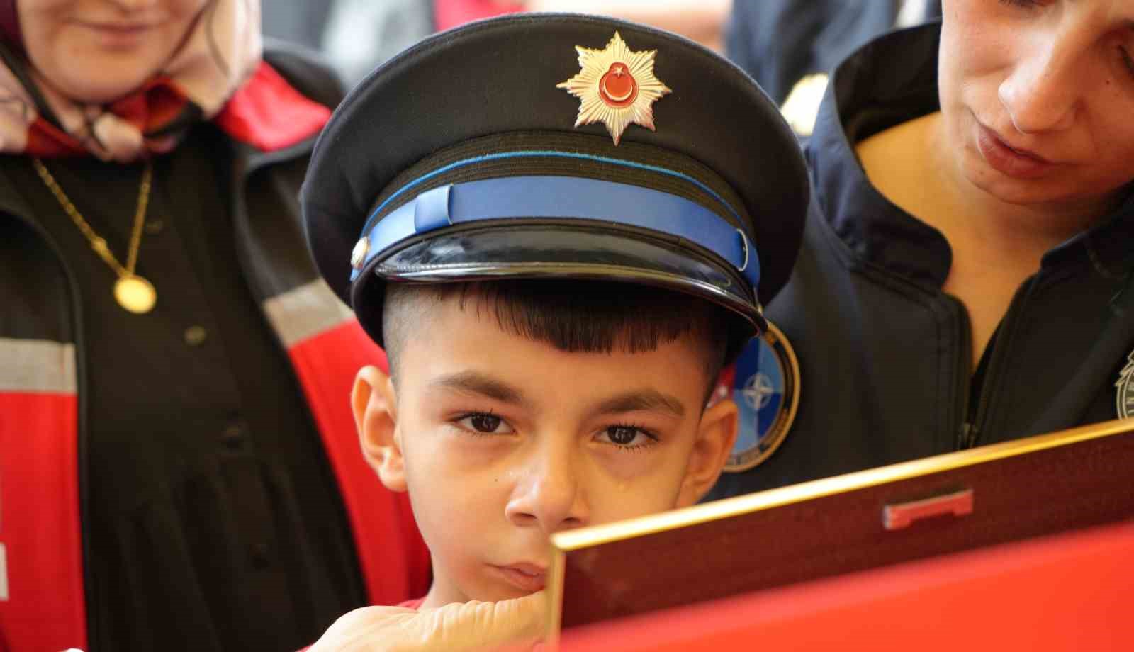 ŞEHİDİN EŞİ VE ÇOCUĞUNDAN YÜREK YAKAN VEDA: BABAYA SON SARILIŞ